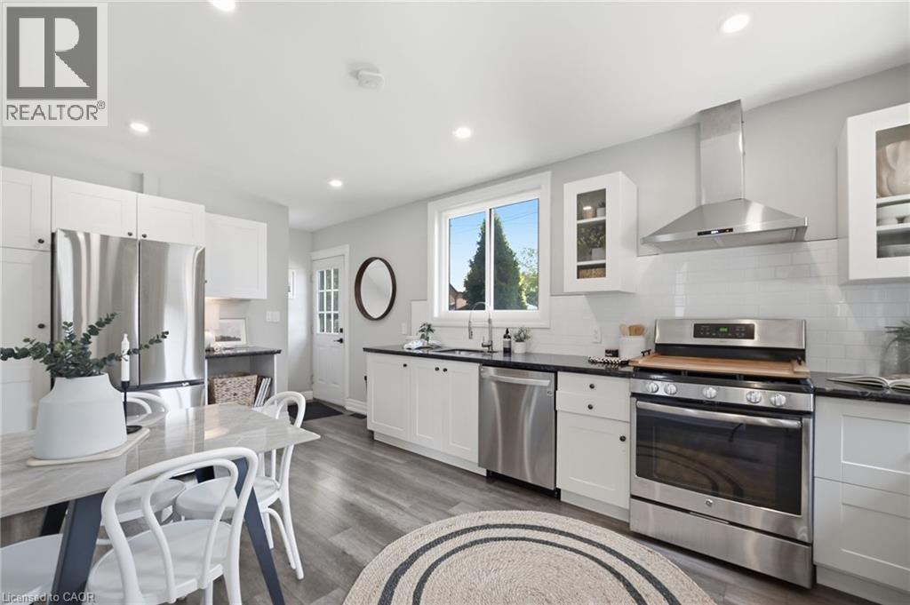 47 Brucedale Avenue E, Hamilton, ON - Indoor Photo Showing Kitchen With Upgraded Kitchen