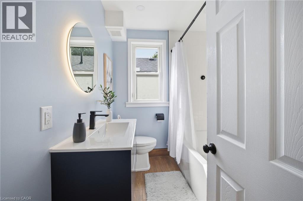 47 Brucedale Avenue E, Hamilton, ON - Indoor Photo Showing Bathroom