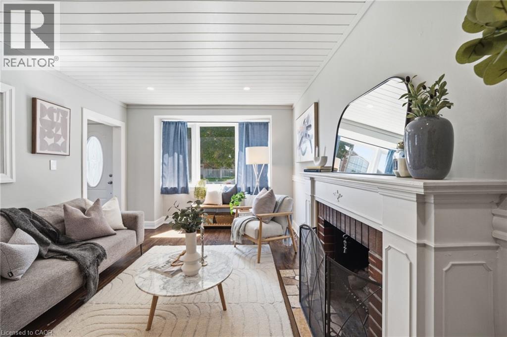 47 Brucedale Avenue E, Hamilton, ON - Indoor Photo Showing Living Room