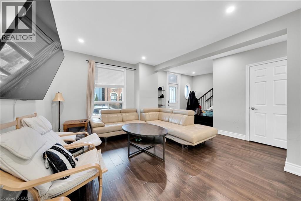 199 Bay Street N, Hamilton, ON - Indoor Photo Showing Living Room