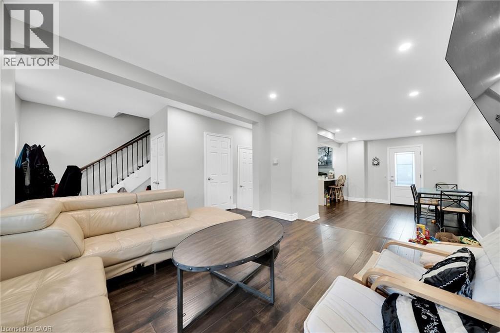 199 Bay Street N, Hamilton, ON - Indoor Photo Showing Living Room