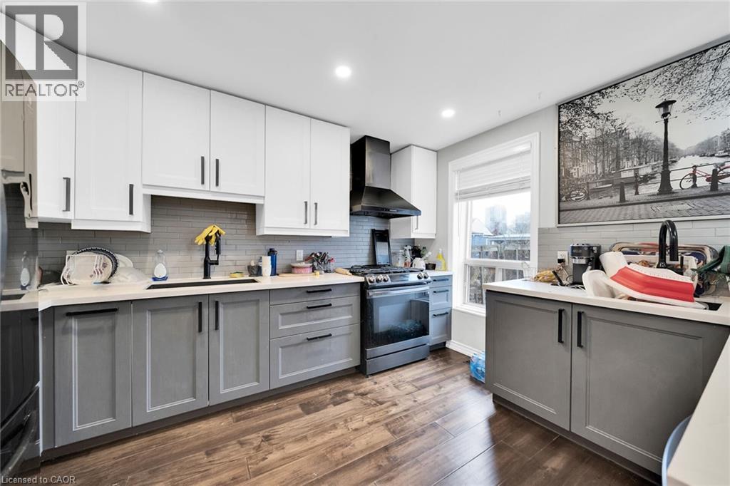 199 Bay Street N, Hamilton, ON - Indoor Photo Showing Kitchen With Upgraded Kitchen