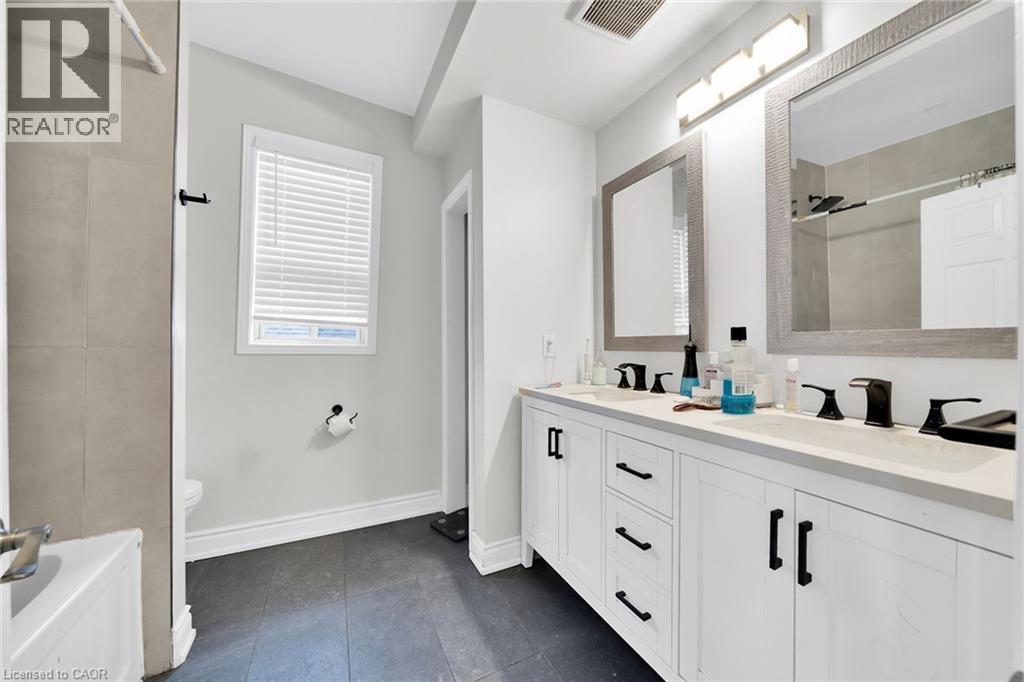 199 Bay Street N, Hamilton, ON - Indoor Photo Showing Bathroom