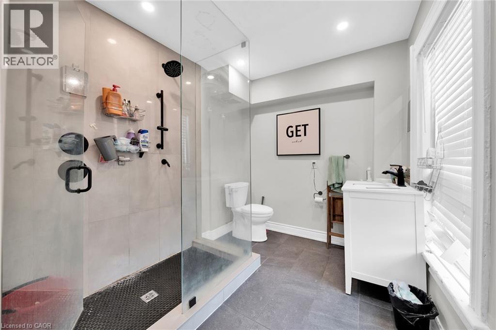 199 Bay Street N, Hamilton, ON - Indoor Photo Showing Bathroom
