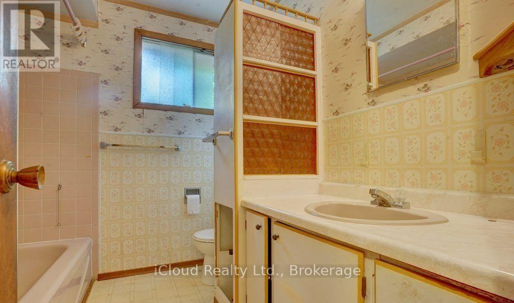325 Dyson Road, Pickering, ON - Indoor Photo Showing Bathroom