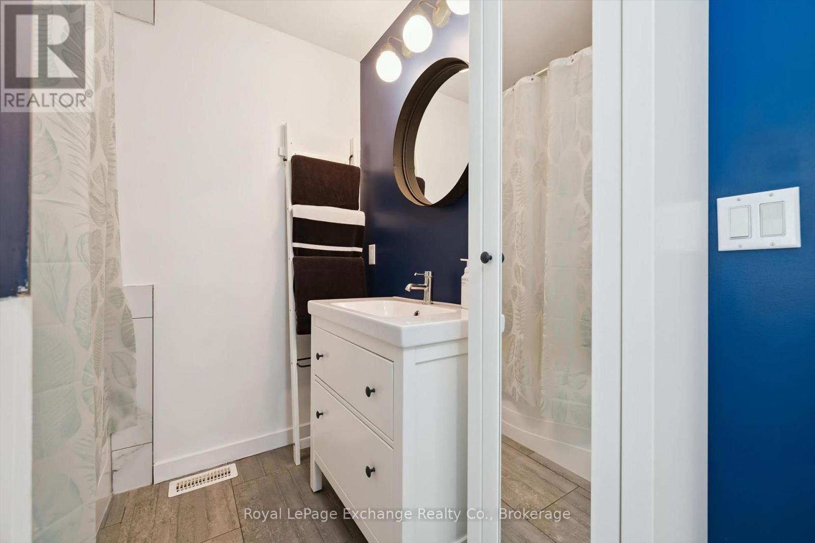 Main bath - 68 Elgin Street S, Cambridge, ON - Indoor Photo Showing Bathroom