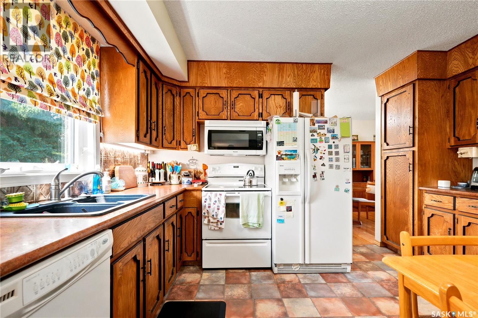 522 Delaronde Road, Saskatoon, SK - Indoor Photo Showing Kitchen With Double Sink