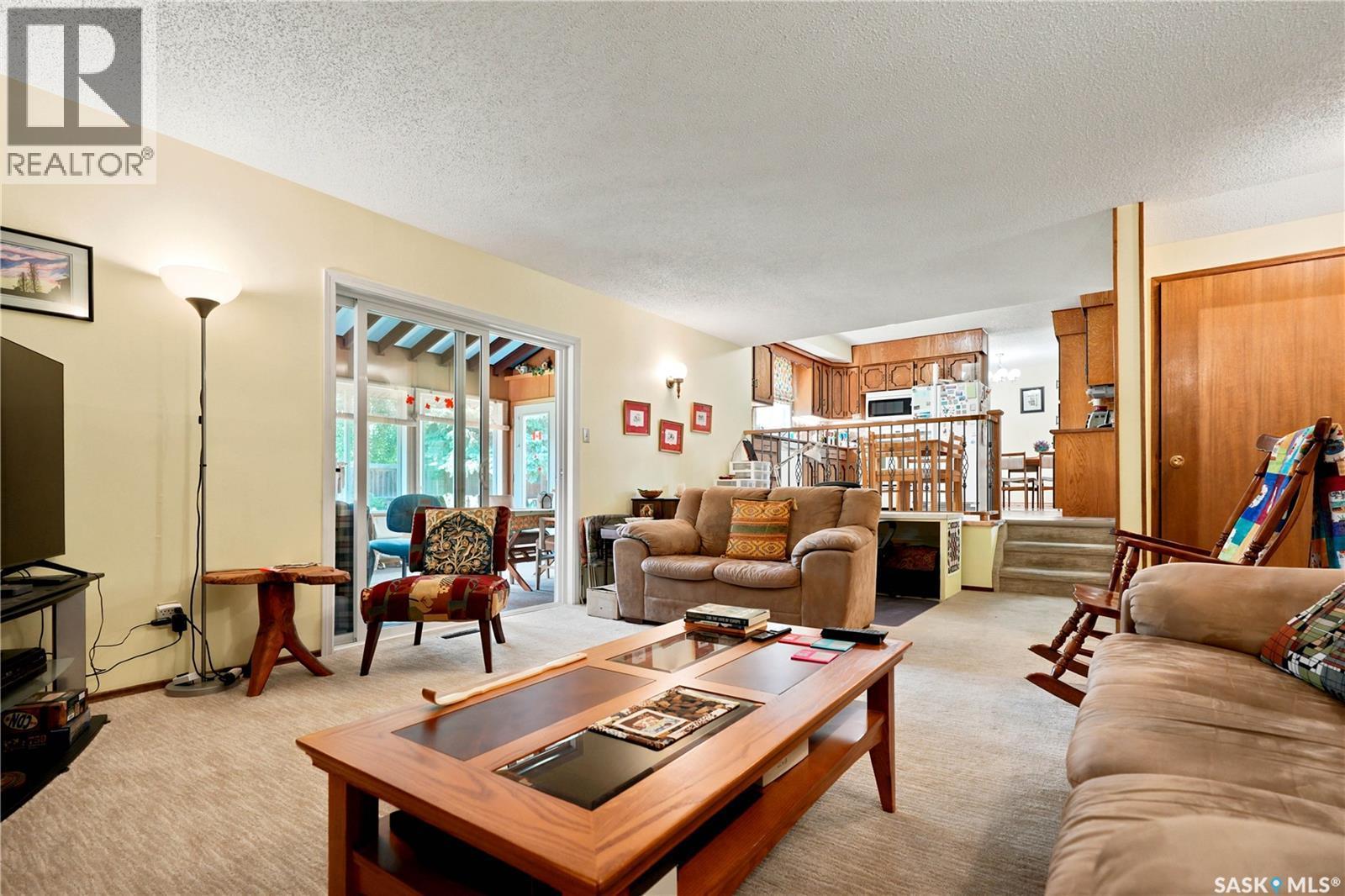 522 Delaronde Road, Saskatoon, SK - Indoor Photo Showing Living Room