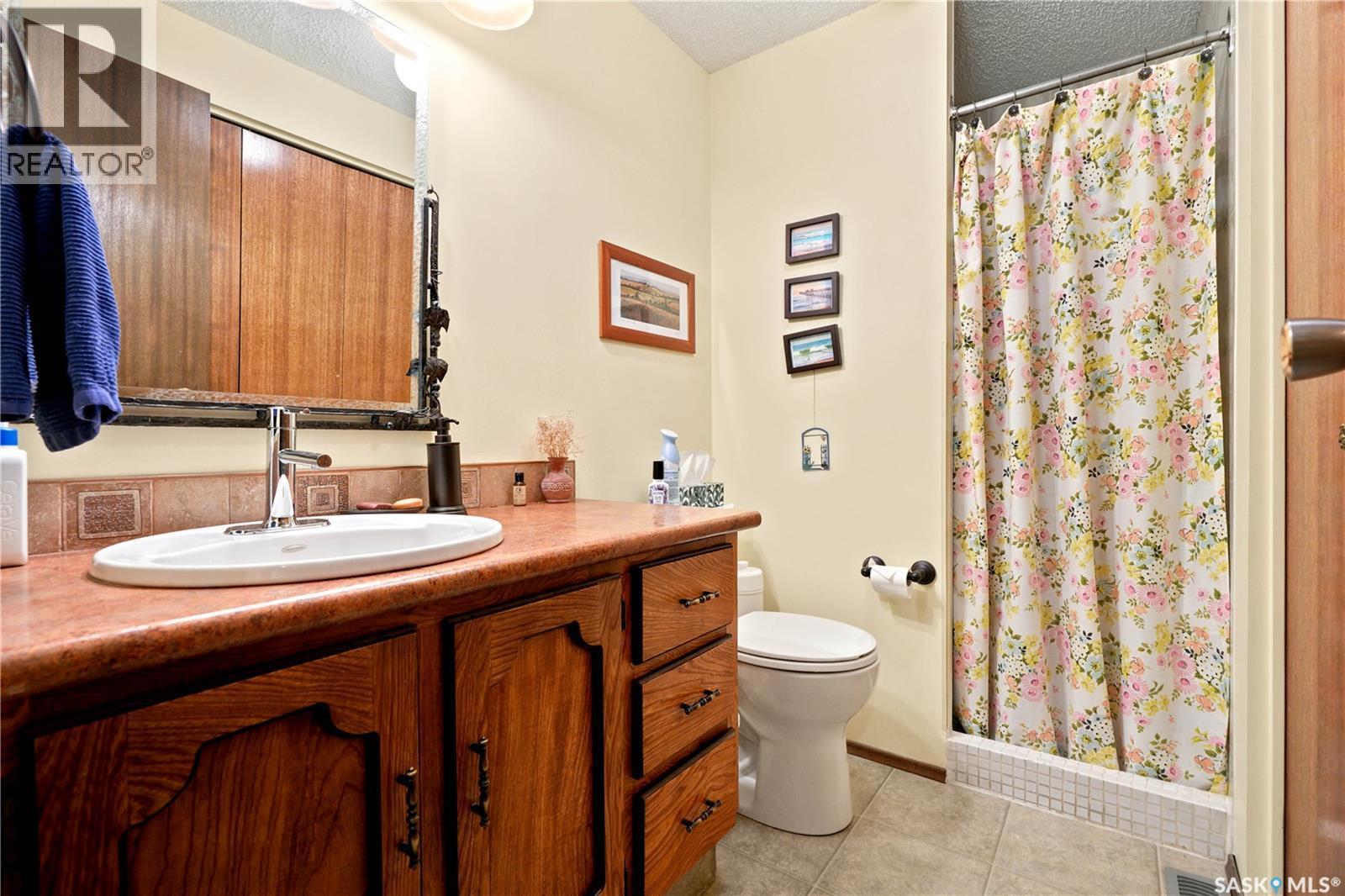 522 Delaronde Road, Saskatoon, SK - Indoor Photo Showing Bathroom