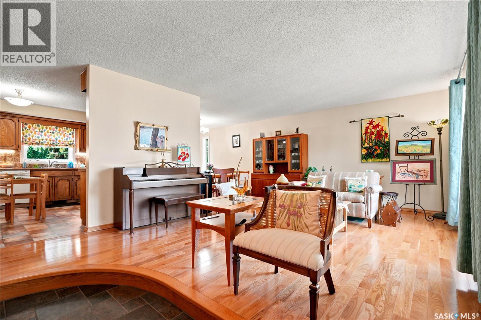 522 Delaronde Road, Saskatoon, SK - Indoor Photo Showing Living Room
