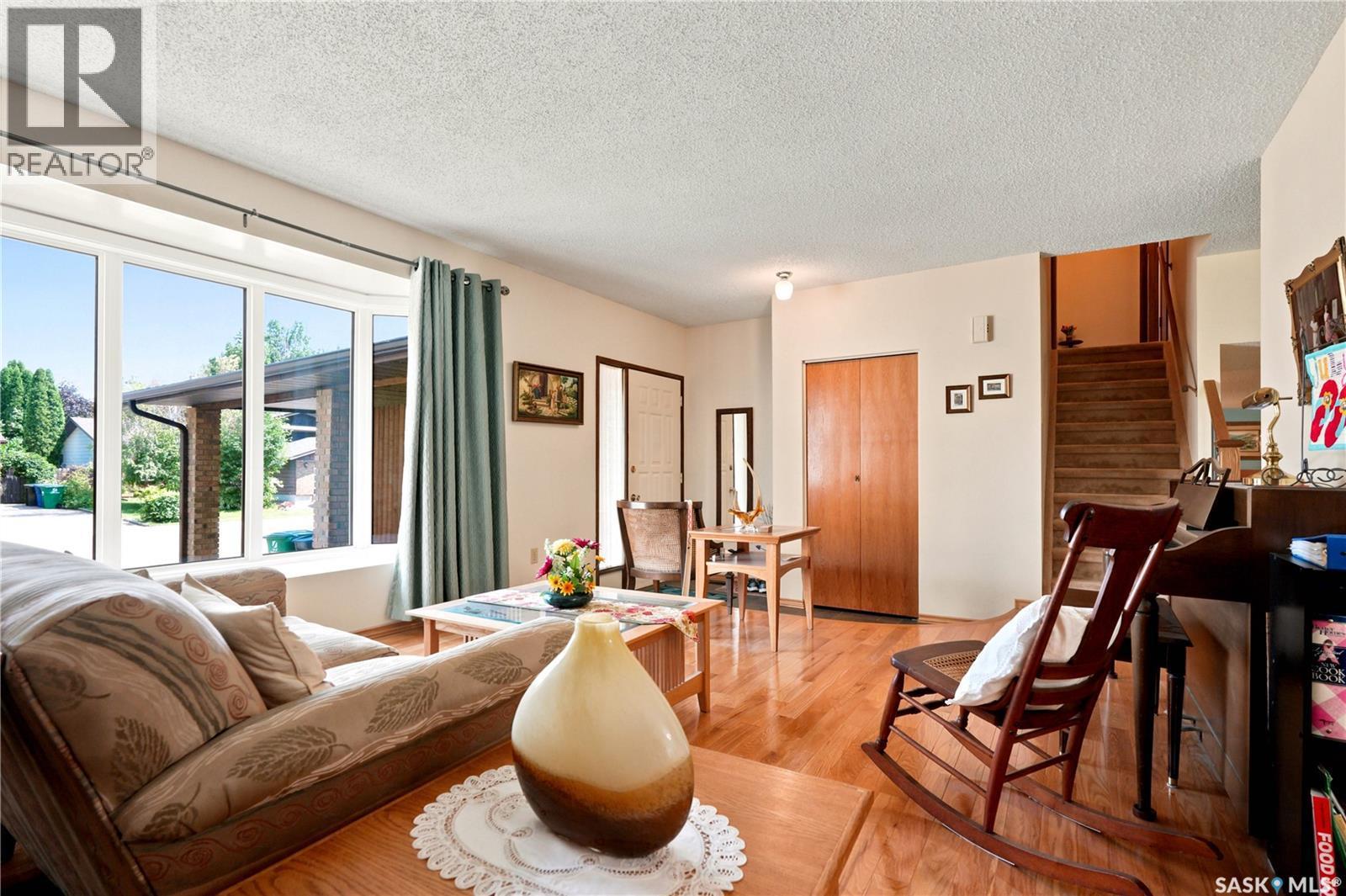 522 Delaronde Road, Saskatoon, SK - Indoor Photo Showing Living Room