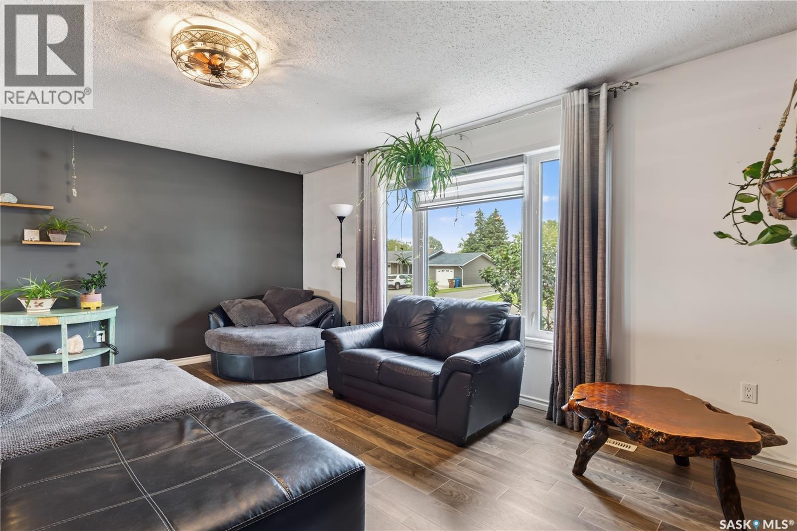 315 Caskey Drive, Melfort, SK - Indoor Photo Showing Living Room
