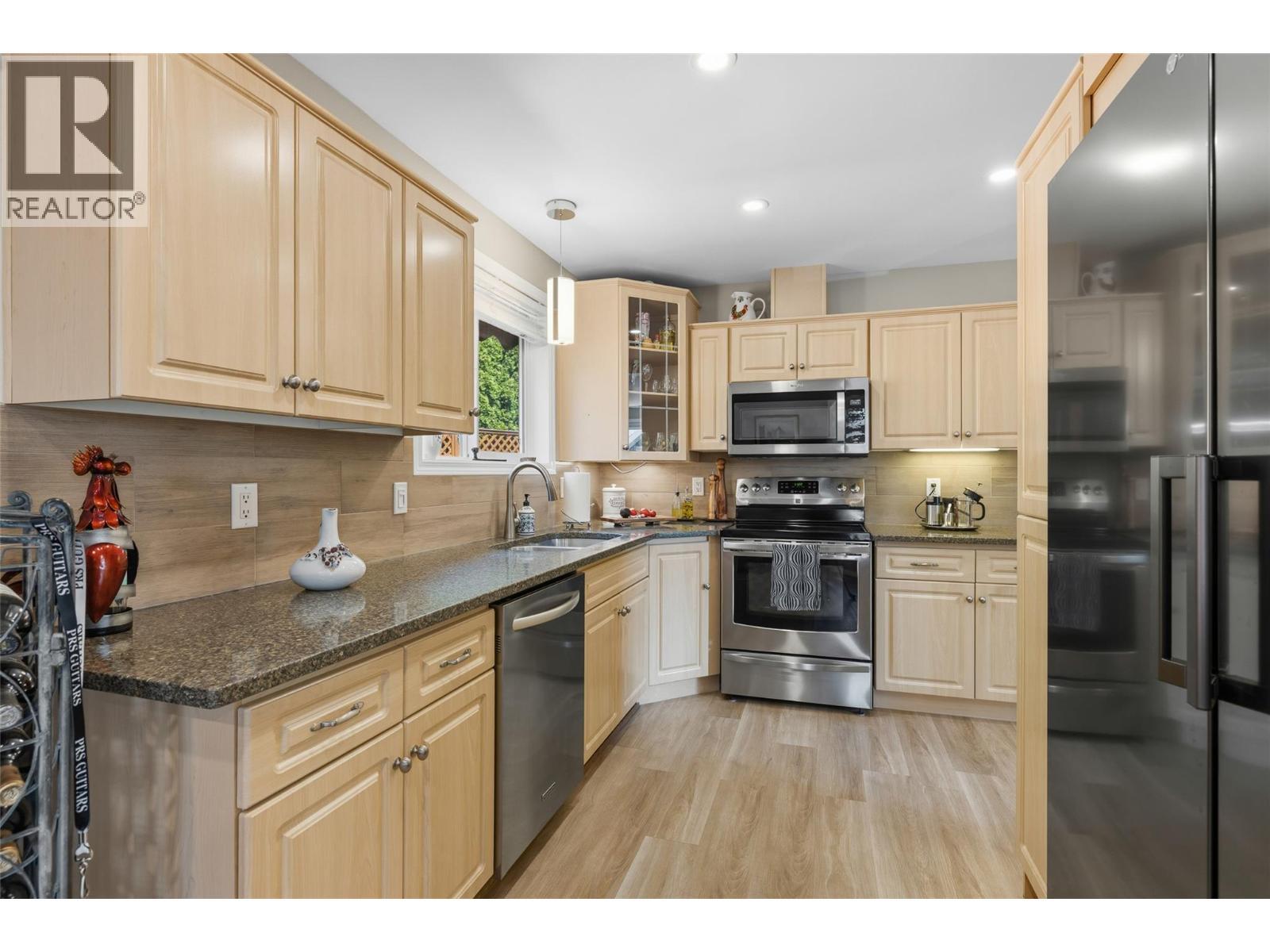 Spacious beautiful kitchen w/granite counter - 2208 Mimosa Drive, West Kelowna, BC