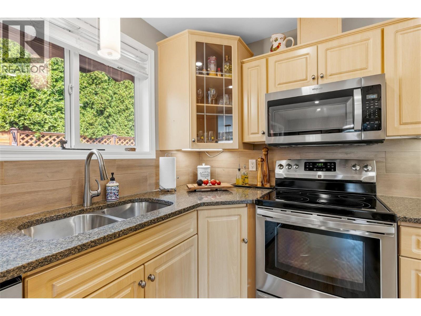 Spacious beautiful kitchen w/granite counter - 2208 Mimosa Drive, West Kelowna, BC