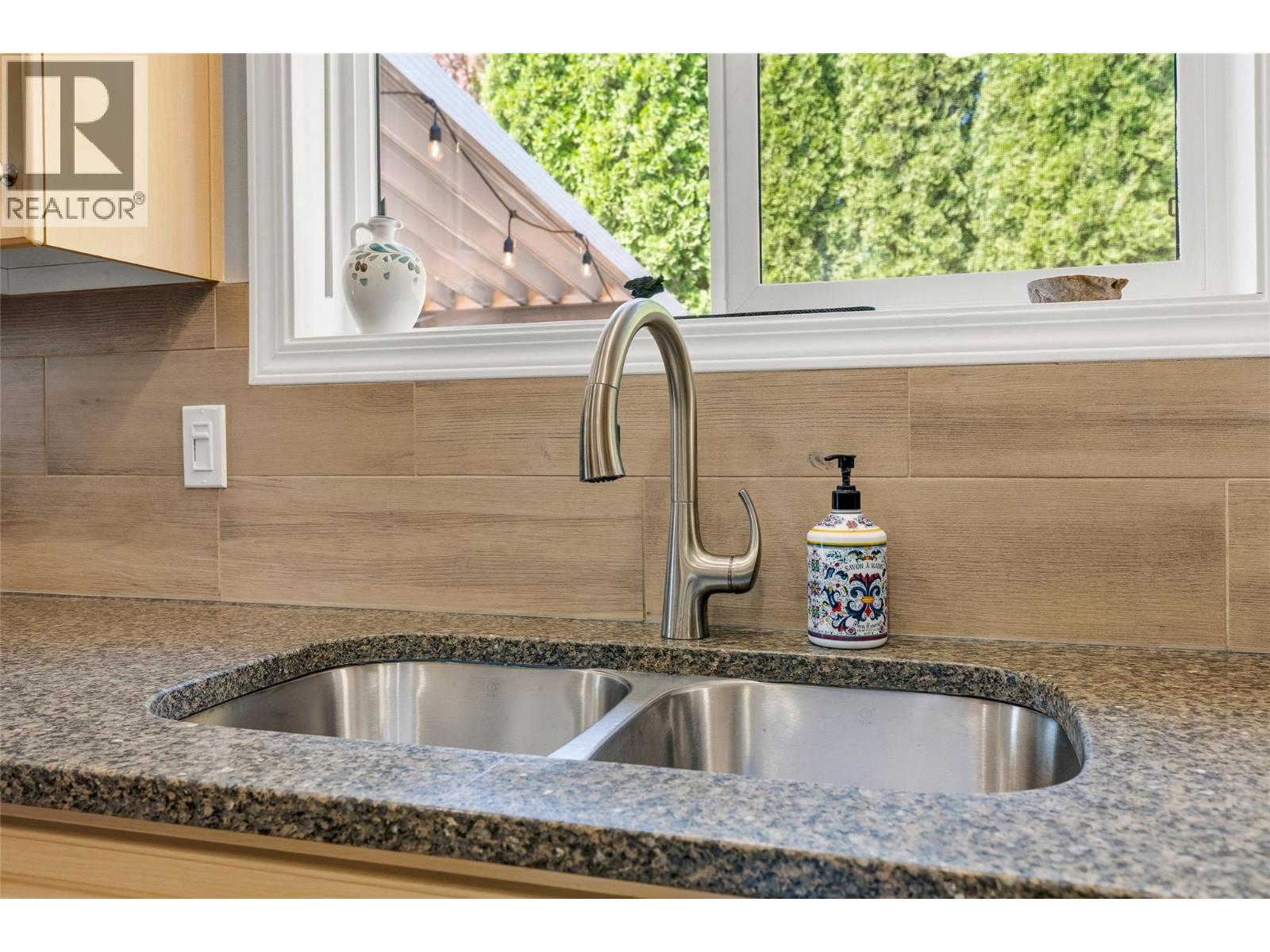 Spacious beautiful kitchen w/granite counter - 2208 Mimosa Drive, West Kelowna, BC