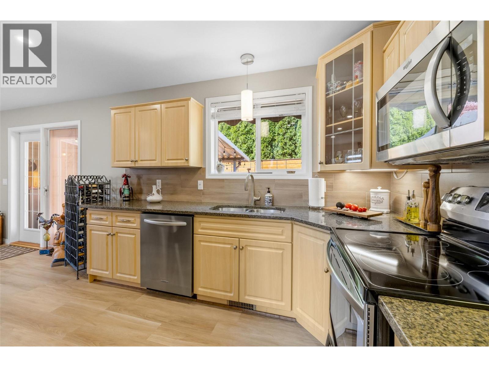Spacious beautiful kitchen w/granite counter - 2208 Mimosa Drive, West Kelowna, BC