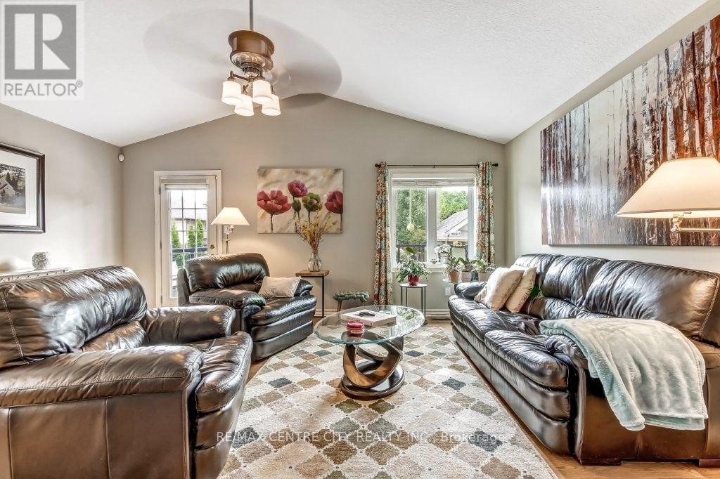 67 Peach Tree Boulevard, St. Thomas, ON - Indoor Photo Showing Living Room