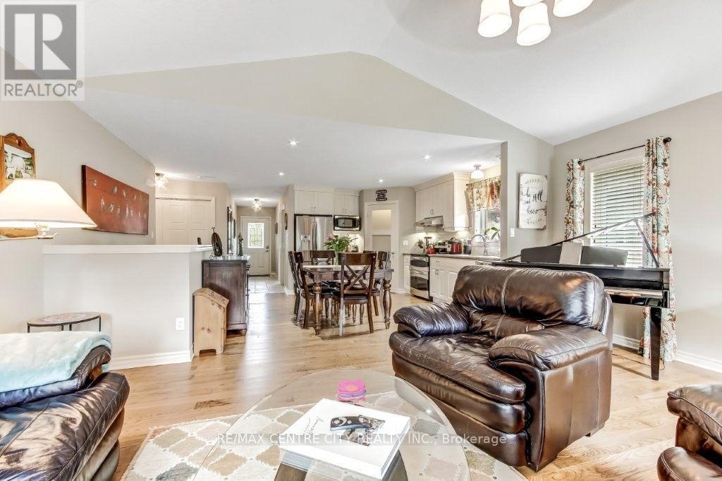 67 Peach Tree Boulevard, St. Thomas, ON - Indoor Photo Showing Living Room