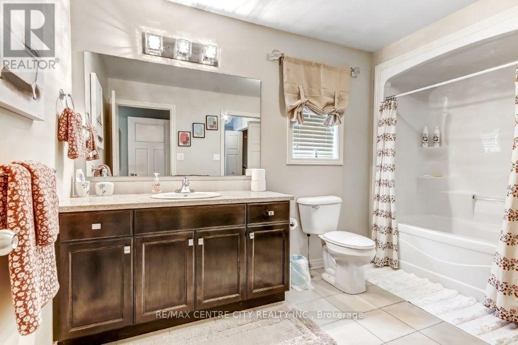 67 Peach Tree Boulevard, St. Thomas, ON - Indoor Photo Showing Bathroom