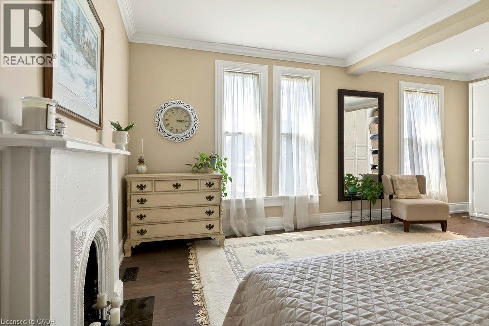 377 Hess Street S, Hamilton, ON - Indoor Photo Showing Bedroom