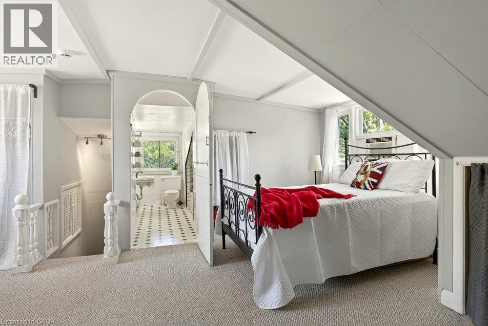 377 Hess Street S, Hamilton, ON - Indoor Photo Showing Bedroom