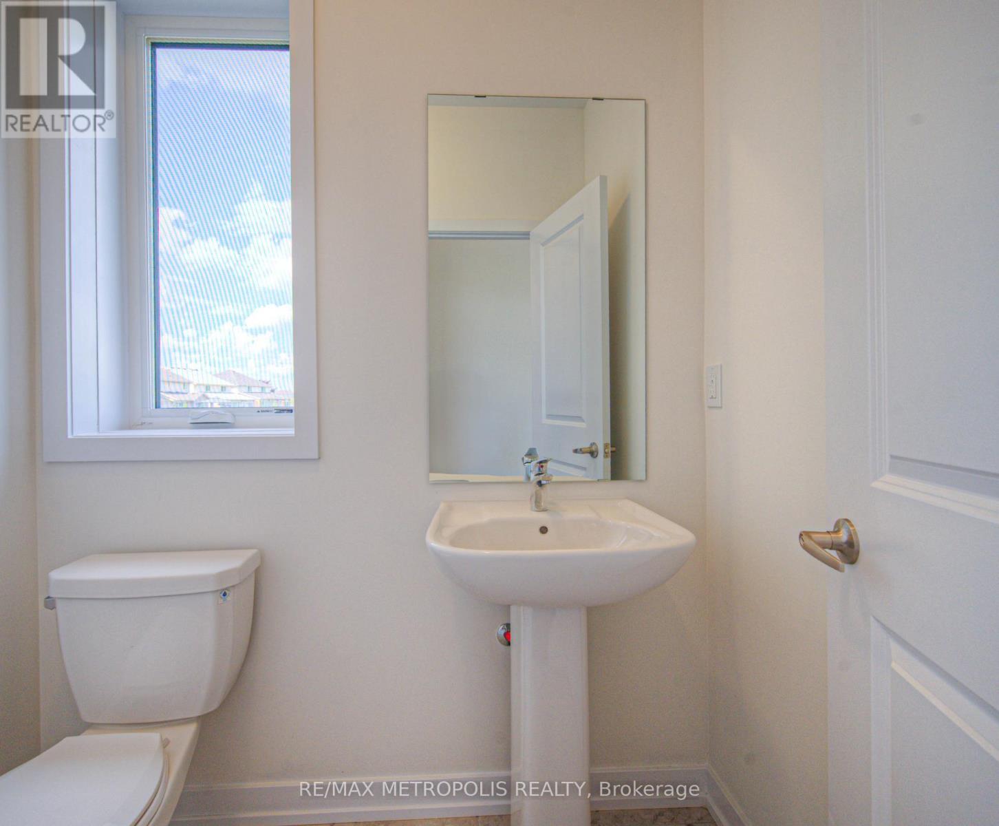 100 Moss Drive, Cambridge, ON - Indoor Photo Showing Bathroom