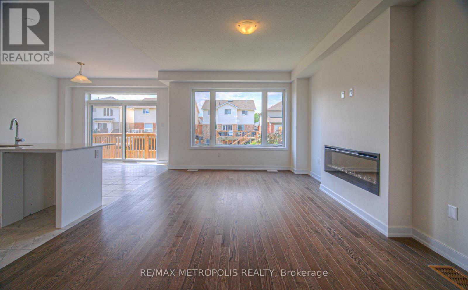 100 Moss Drive, Cambridge, ON - Indoor Photo Showing Living Room With Fireplace