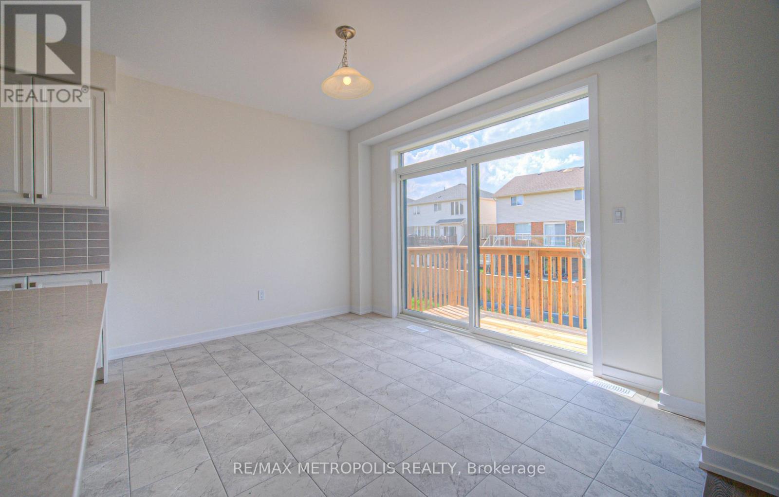 100 Moss Drive, Cambridge, ON - Indoor Photo Showing Other Room