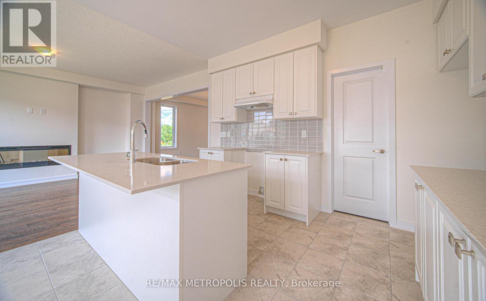 100 Moss Drive, Cambridge, ON - Indoor Photo Showing Kitchen With Double Sink