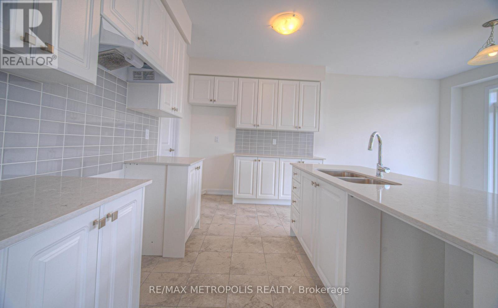 100 Moss Drive, Cambridge, ON - Indoor Photo Showing Kitchen With Double Sink
