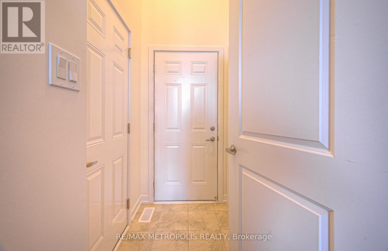 100 Moss Drive, Cambridge, ON - Indoor Photo Showing Other Room