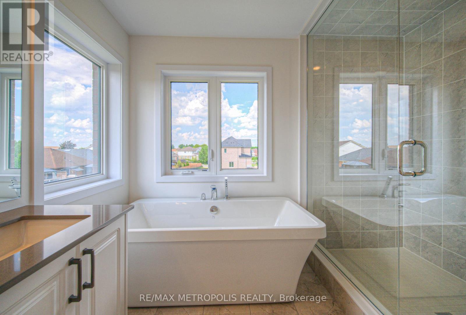 100 Moss Drive, Cambridge, ON - Indoor Photo Showing Bathroom