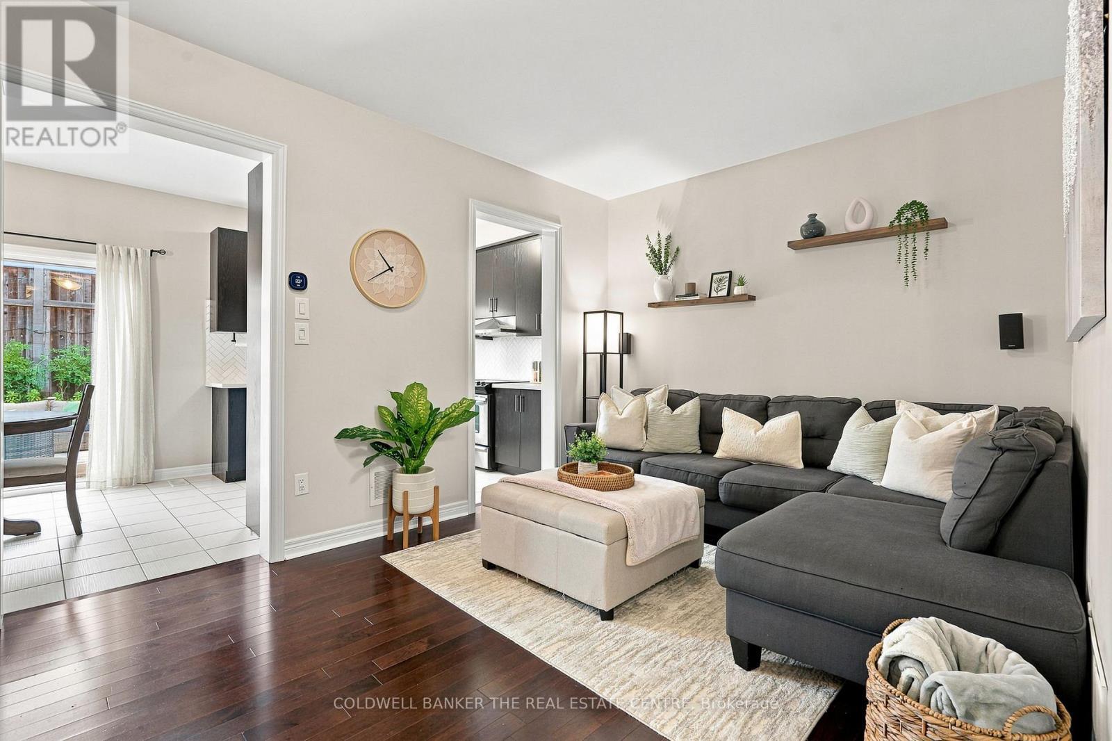 46 Pearcey Crescent, Barrie, ON - Indoor Photo Showing Living Room
