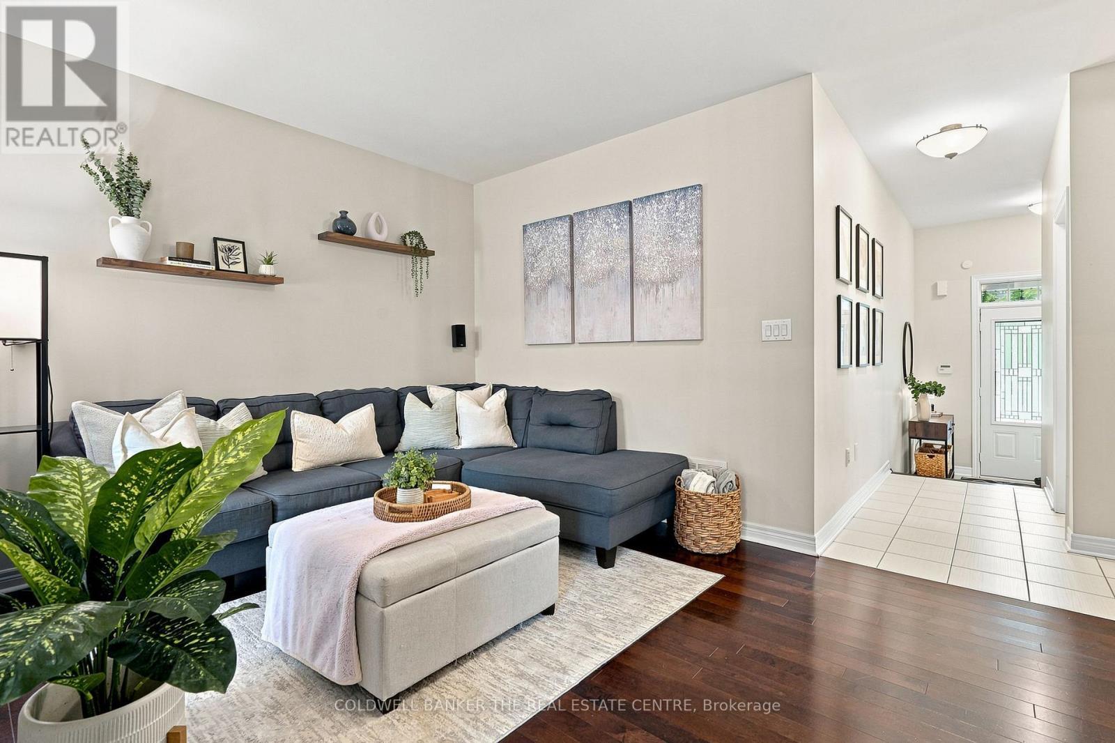 46 Pearcey Crescent, Barrie, ON - Indoor Photo Showing Living Room