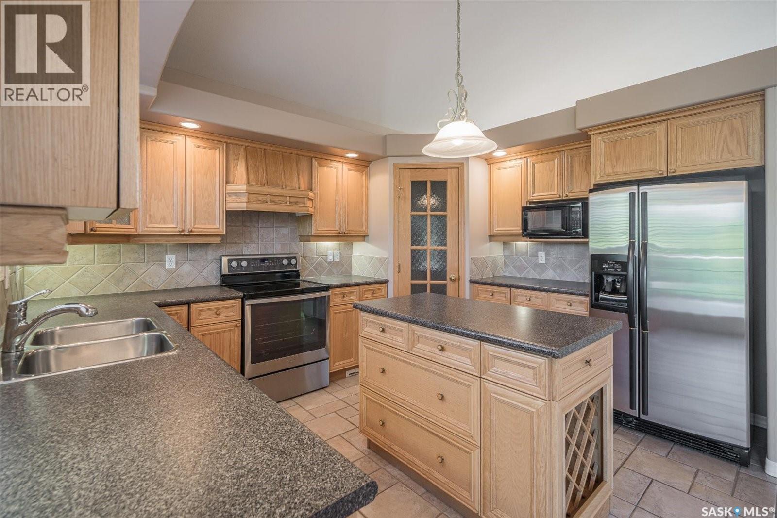 226 Horlick Crescent, Saskatoon, SK - Indoor Photo Showing Kitchen With Stainless Steel Kitchen With Double Sink
