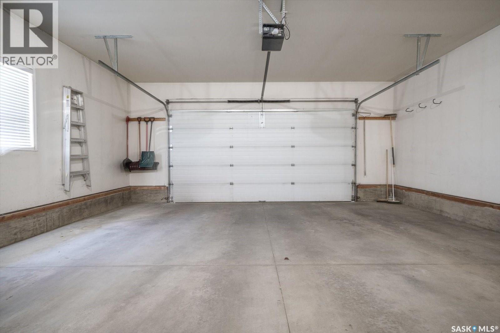 226 Horlick Crescent, Saskatoon, SK - Indoor Photo Showing Garage