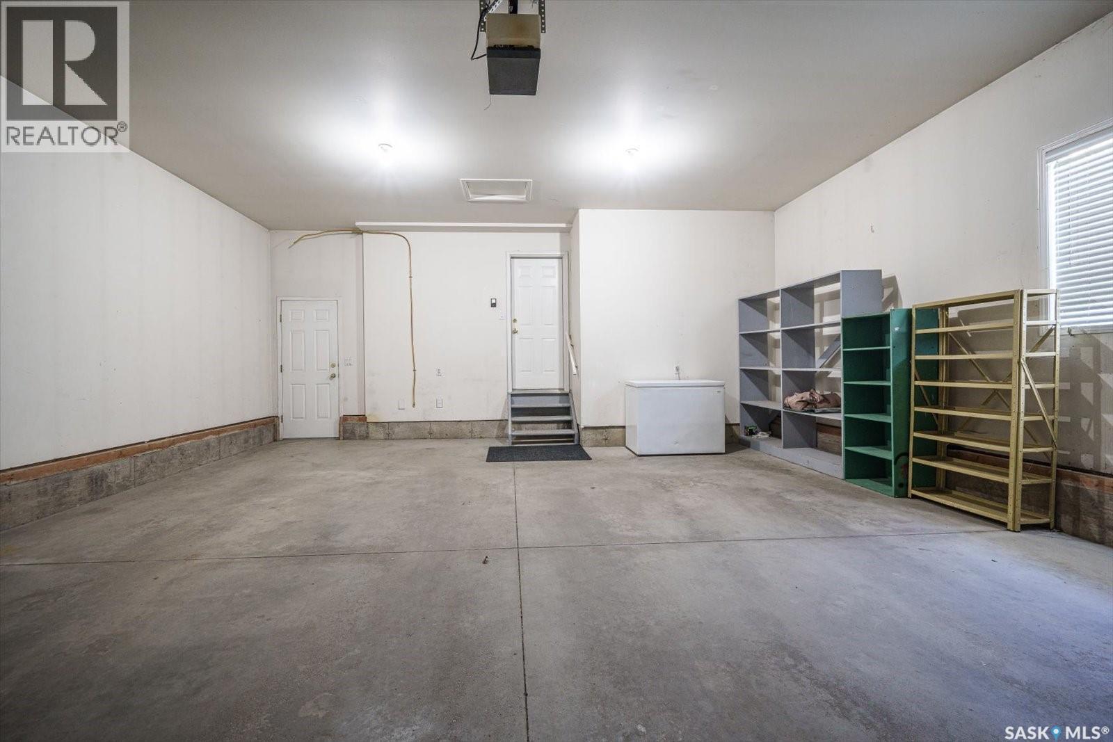 226 Horlick Crescent, Saskatoon, SK - Indoor Photo Showing Garage