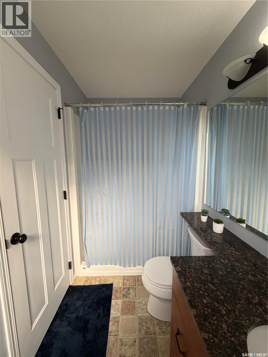210 1220 Blackfoot Drive, Regina, SK - Indoor Photo Showing Bathroom