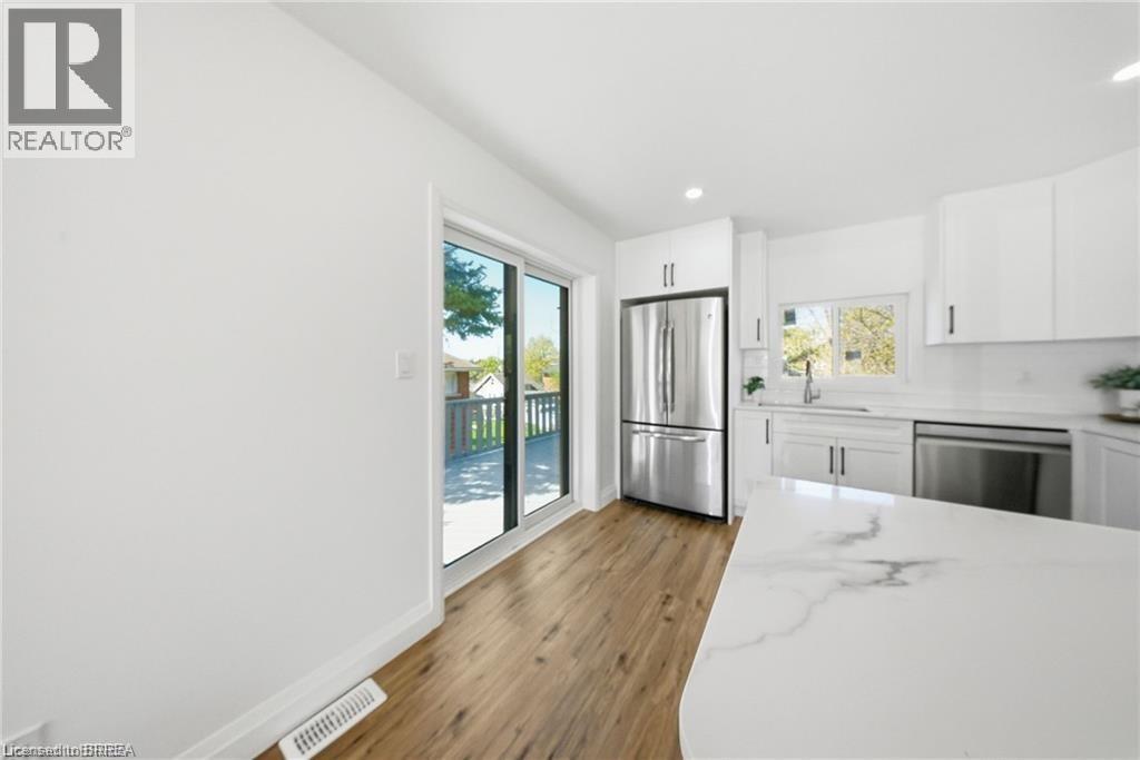 23 Aberdeen Street, Caledonia, ON - Indoor Photo Showing Kitchen