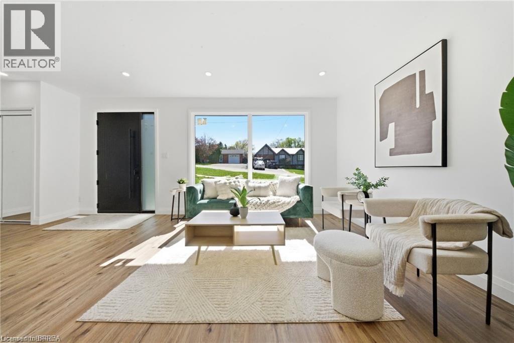 23 Aberdeen Street, Caledonia, ON - Indoor Photo Showing Living Room