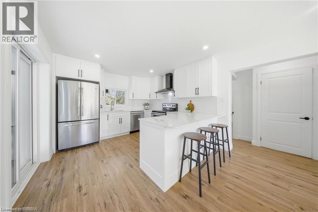23 Aberdeen Street, Caledonia, ON - Indoor Photo Showing Kitchen With Upgraded Kitchen