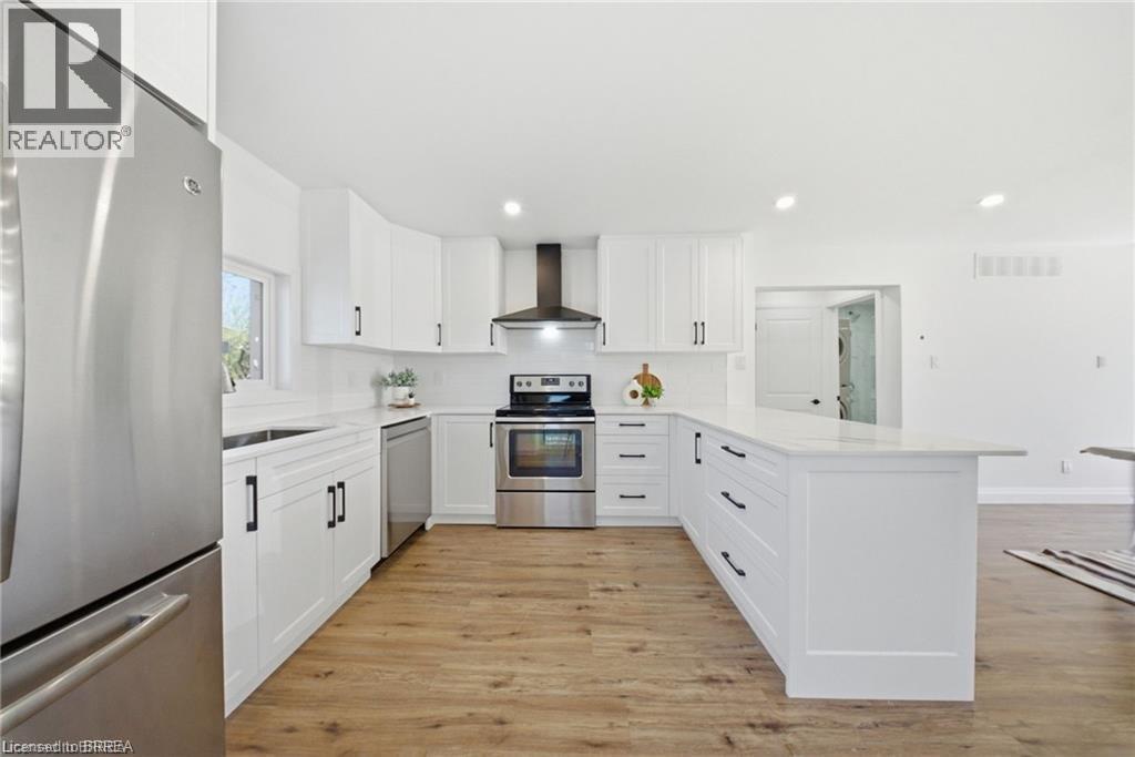 23 Aberdeen Street, Caledonia, ON - Indoor Photo Showing Kitchen With Upgraded Kitchen
