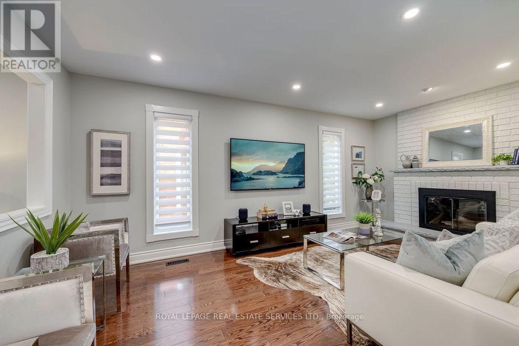 4544 The Gallops, Mississauga, ON - Indoor Photo Showing Living Room With Fireplace