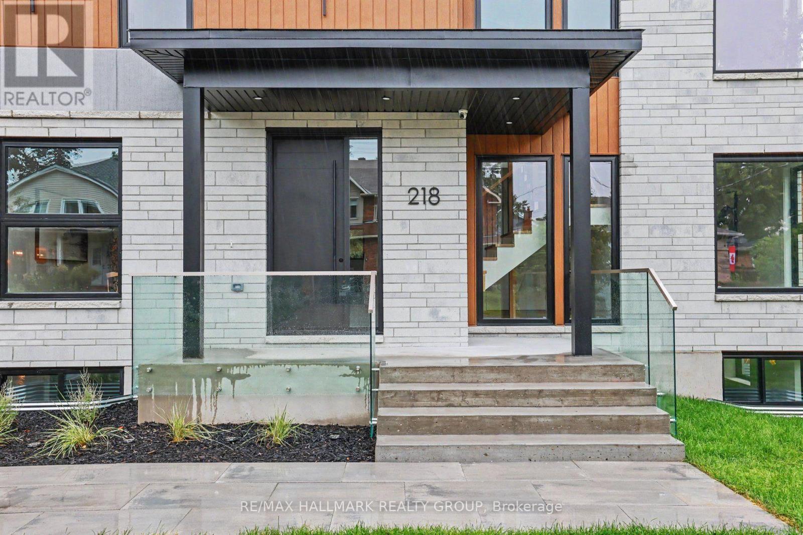 Covered porch with glass railing. - 218 Woodland Avenue, Ottawa, ON - Outdoor