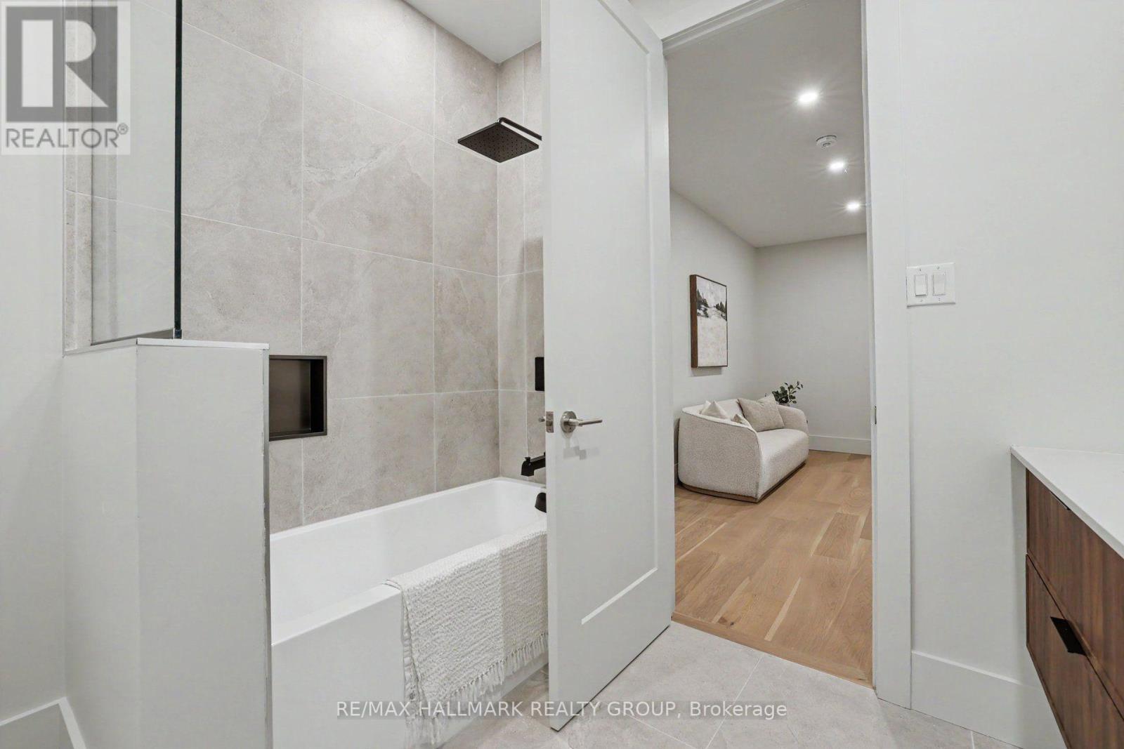 218 Woodland Avenue, Ottawa, ON - Indoor Photo Showing Bathroom