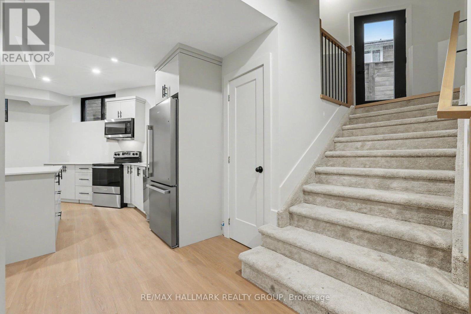 Separate entrance for the 2 bedroom apartment. - 218 Woodland Avenue, Ottawa, ON - Indoor