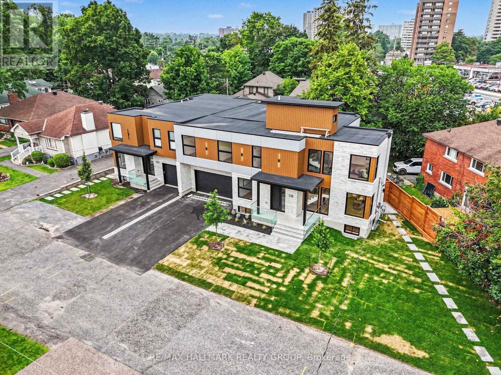 Private walkway to secondary apartment. - 218 Woodland Avenue, Ottawa, ON - Outdoor