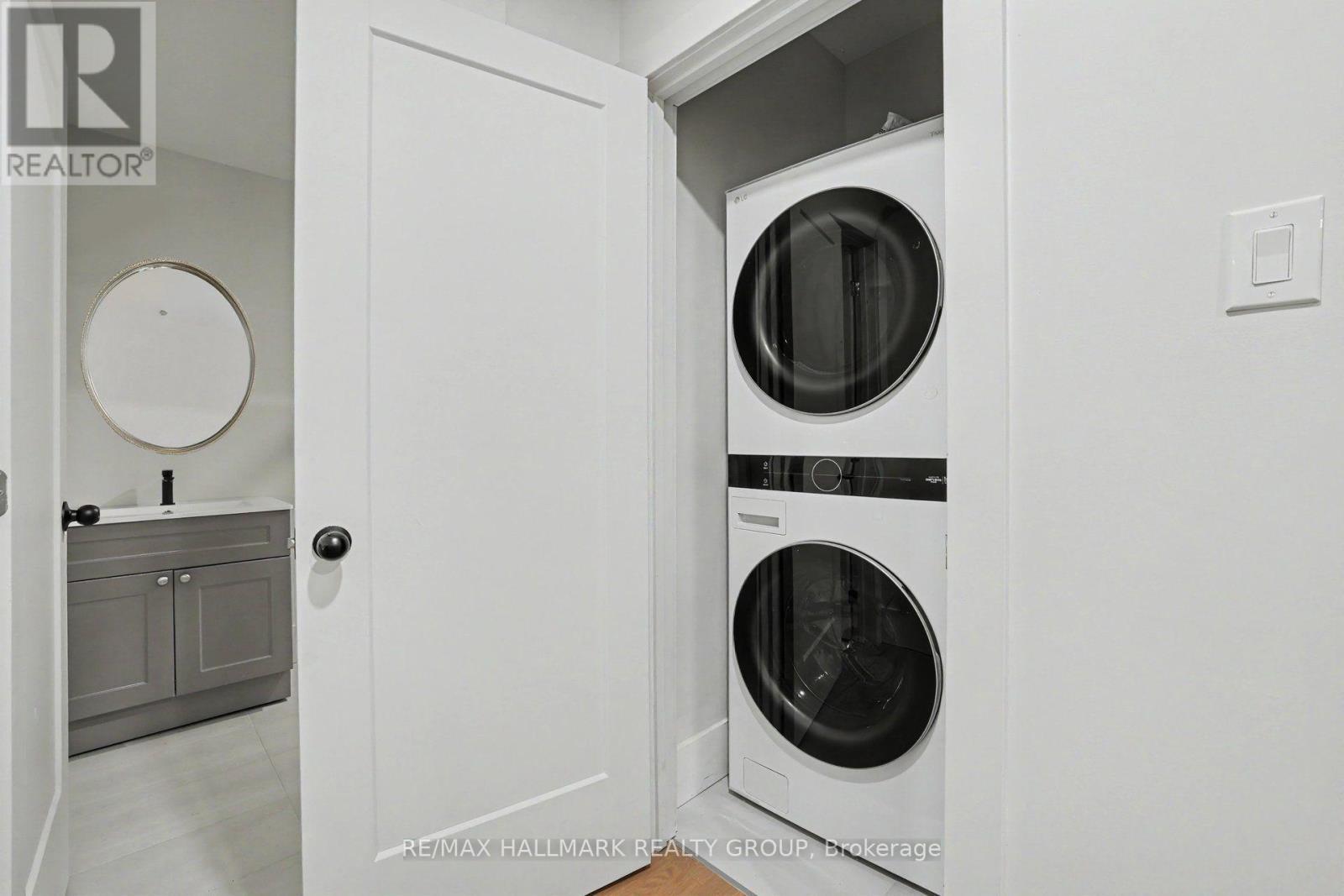 Apartment's washer and dryer. - 218 Woodland Avenue, Ottawa, ON - Indoor Photo Showing Laundry Room