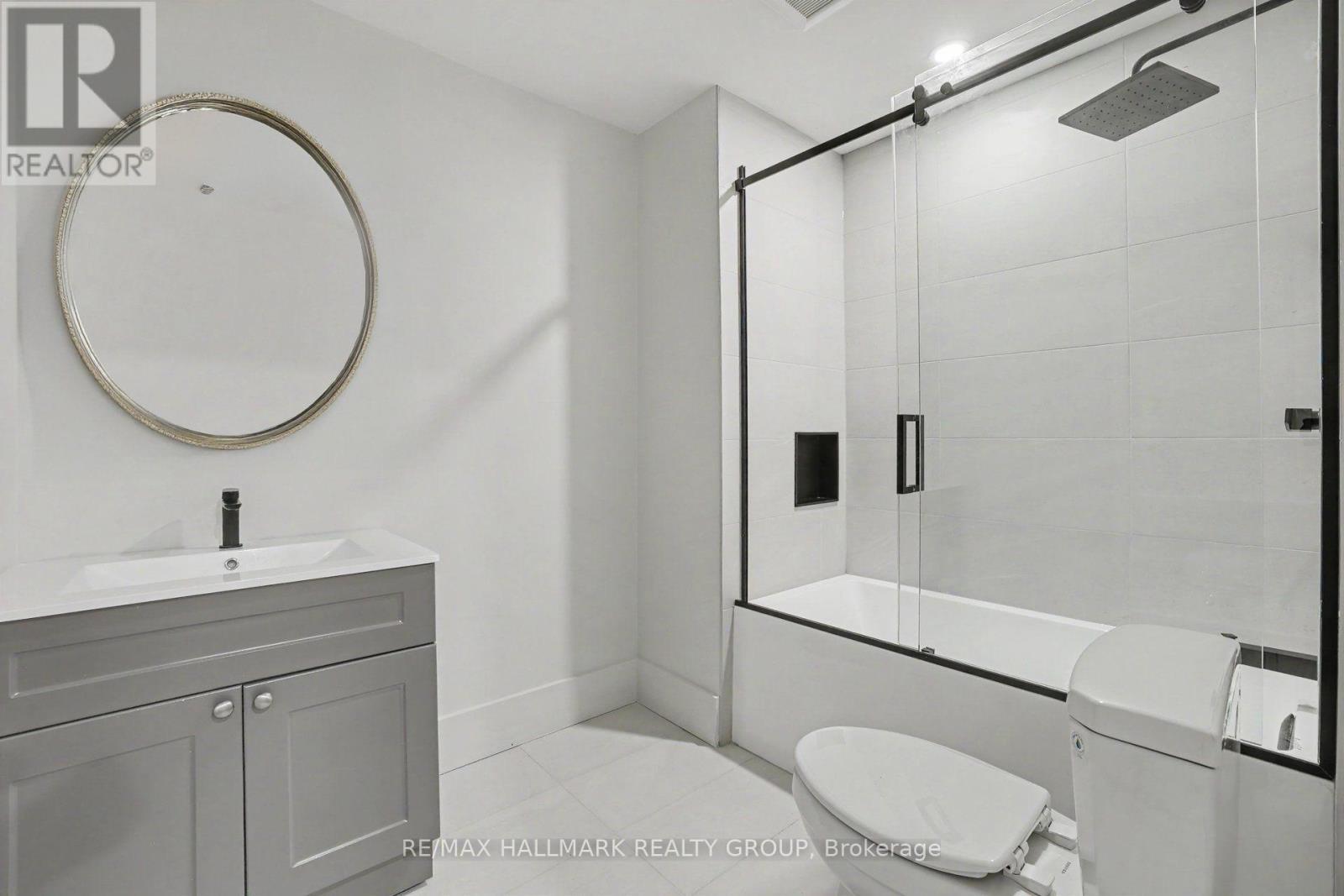 2nd bathroom for apartment. - 218 Woodland Avenue, Ottawa, ON - Indoor Photo Showing Bathroom