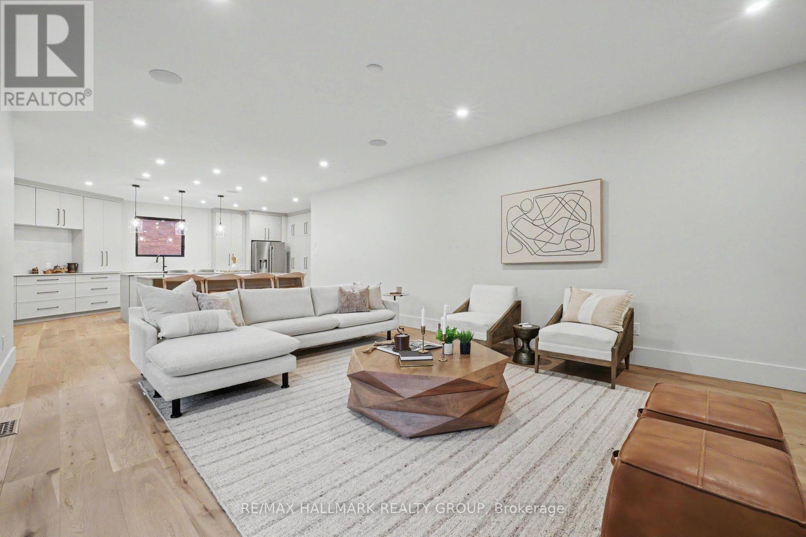 Perfect for entertaining. - 218 Woodland Avenue, Ottawa, ON - Indoor Photo Showing Living Room